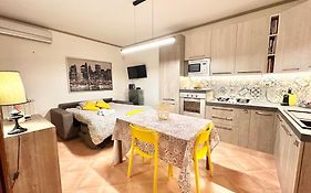 Apartment With Private Parking - Roma Est.